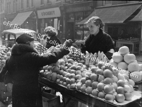 STREET MARKET : DOHERTY'S SHOP IN BACKGROUND